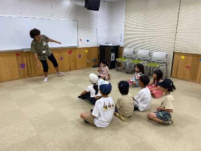 英語を使って子ども達が体験する様子の写真